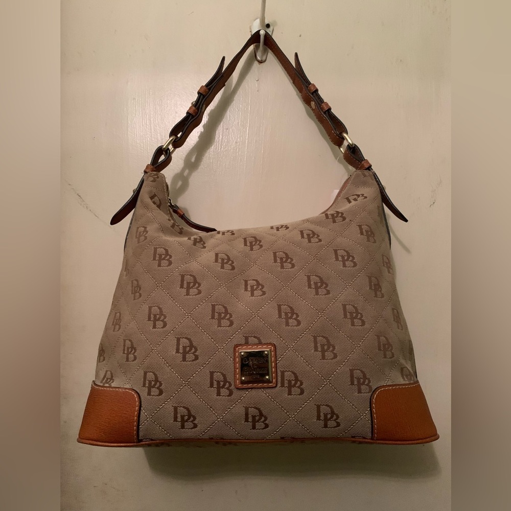 Dooney & Bourke Women's Classic Logo Maxi Quilt Paige Sac Bag, Natural
(REG $398